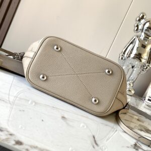 Tui Louis Vuitton LV Blossom PM Mahina Mau Den Sieu Cap 20x20x12 4.jpg