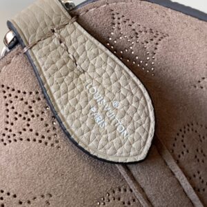 Tui Louis Vuitton LV Blossom PM Mahina Mau Den Sieu Cap 20x20x12 7.jpg