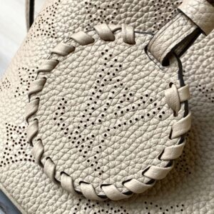 Tui Louis Vuitton LV Blossom PM Mahina Mau Den Sieu Cap 20x20x12 8.jpg