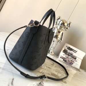 Tui Louis Vuitton LV Blossom PM Mahina Mau Den Sieu Cap 4.jpg