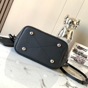 Tui Louis Vuitton LV Blossom PM Mahina Mau Den Sieu Cap 6.jpg