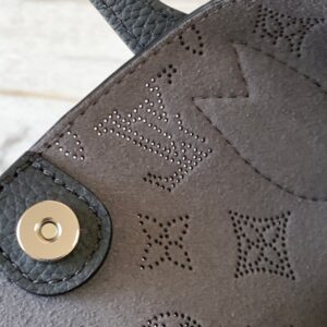 Tui Louis Vuitton LV Blossom PM Mahina Mau Den Sieu Cap 7.jpg