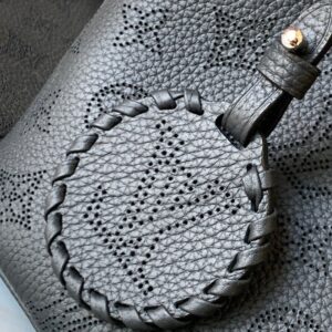 Tui Louis Vuitton LV Blossom PM Mahina Mau Den Sieu Cap 9.jpg