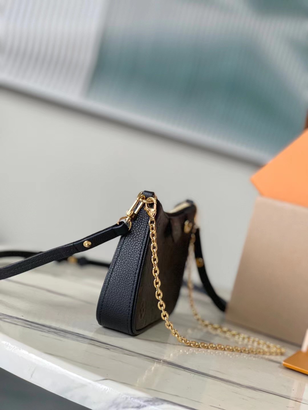 Tui Louis Vuitton LV Easy Pouch On Strap Mau Den Sieu Cap 19x11 8.jpg