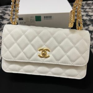 Tui Xach Chanel Woc Charm Mau Trang Sieu Cap Da Hat 20cm 3.jpg