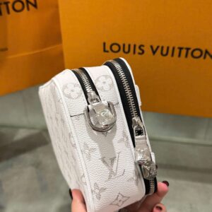 Tui Xach Hang Hieu Louis Vuitton LV Alpha Hoa Tiet Monogram Mau Trang 24x16x8cm 2.jpg
