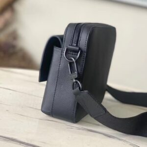 Tui Xach Nam Louis Vuitton LV Fastline Mau Den Sieu Cap 4.jpg